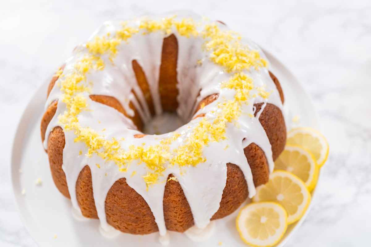 vassoio con il ciambellone al limone coperto con cioccolato bianco