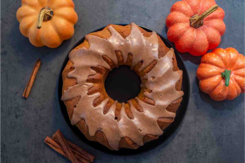 un ciambellone alla zucca con copertura di cioccolato visto dall'alto