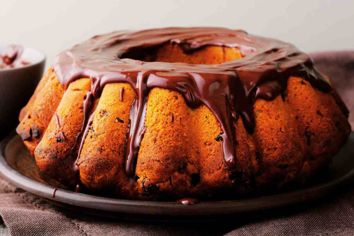 vassoio con ciambellone realizzato con la zucca e una colata di cioccolato