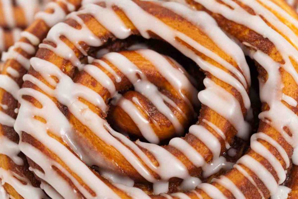 cinnamon bun con glassa di zucchero