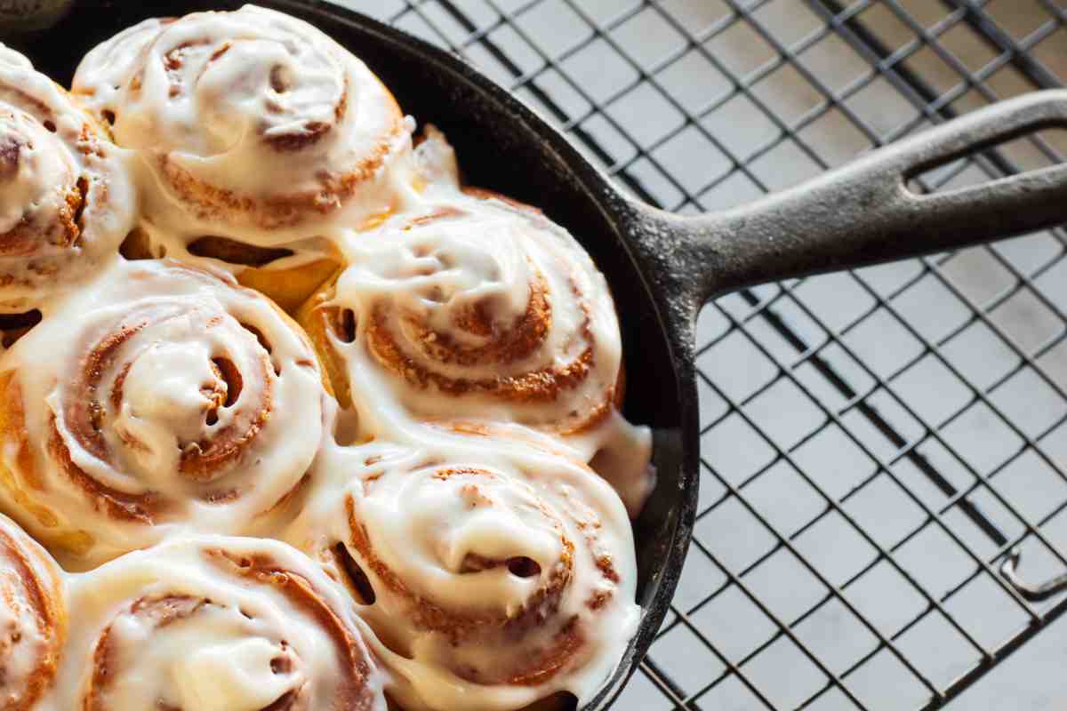 cinnamon rolls in una padella di ferro su una grata