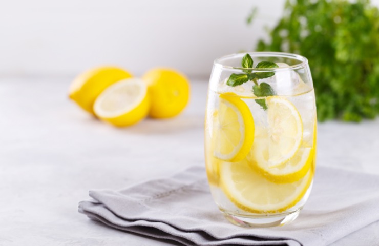 Un bicchiere di acqua e limone