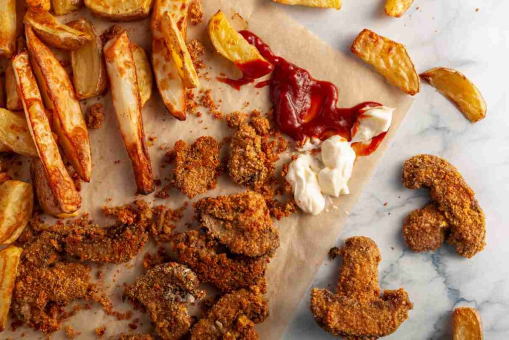 cotolette di funghi e patatine fritte con ketchup e maionese