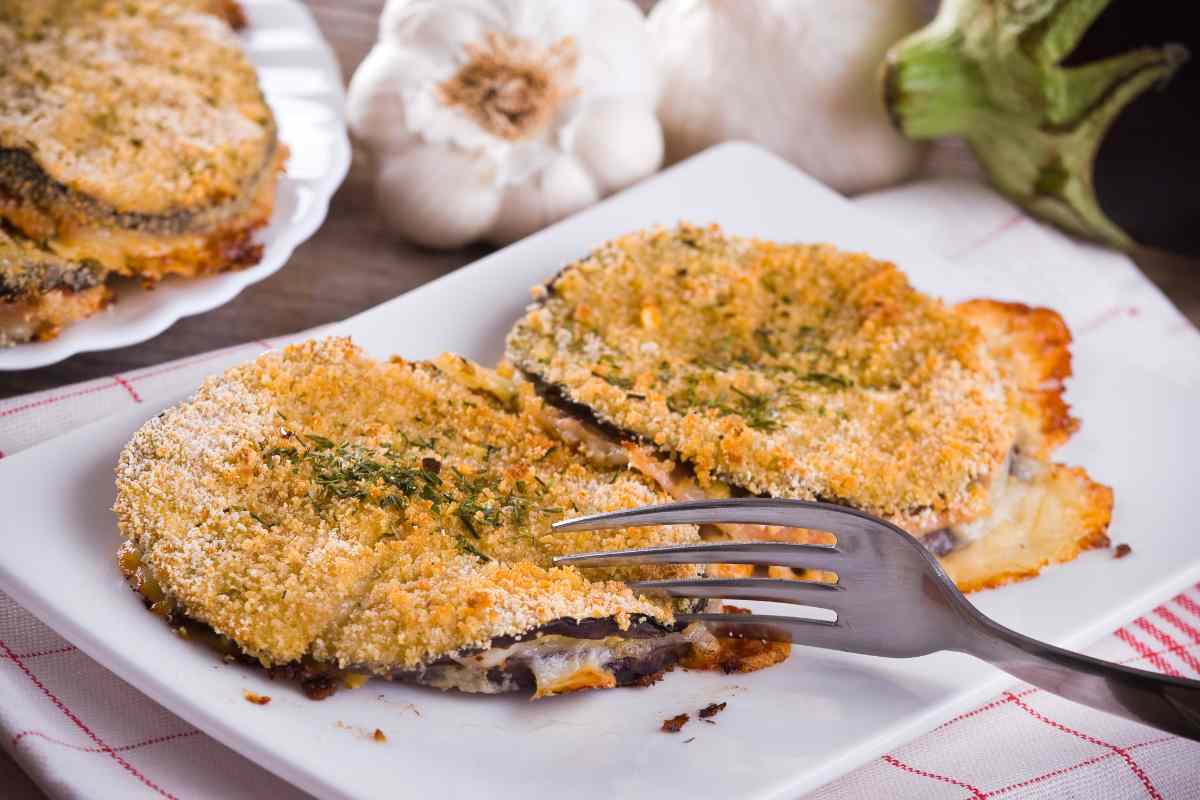 Cotolette di melanzane light con una forchetta in mezzo