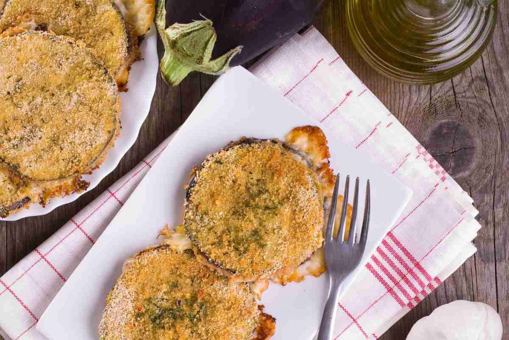 Cotolette di melanzane light in un piatto visto dall'alto