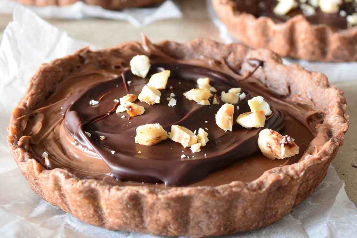 Crostata al cioccolato senza glutine su un foglio di carta forno