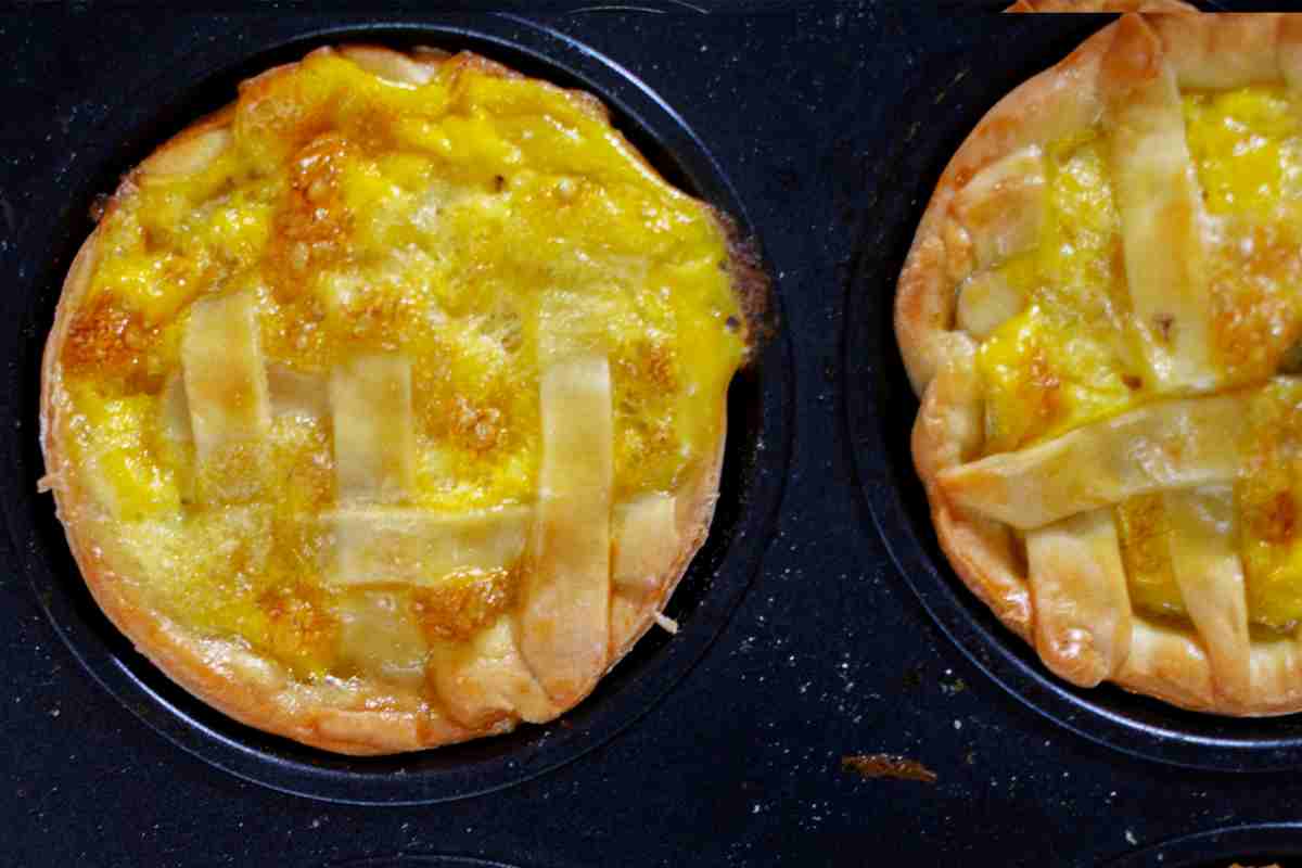 Crostata salata nello stampo vista dall'alto