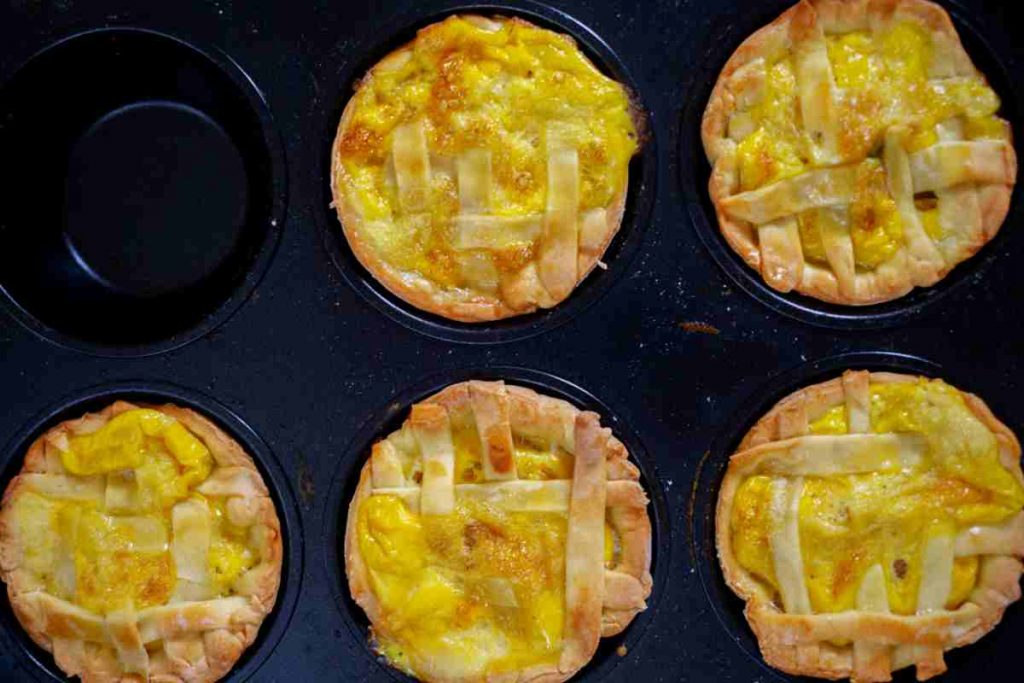 stampo con diverse crostatine salate visto dall'alto