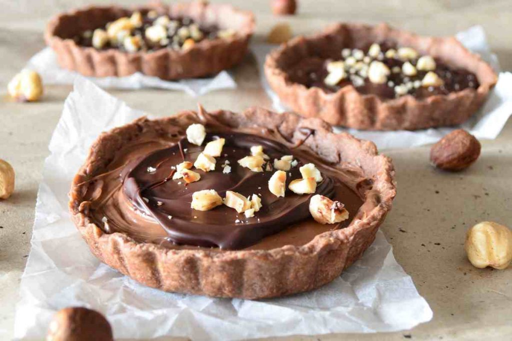 tre crostatine al cioccolato senza glutine sul tavolo