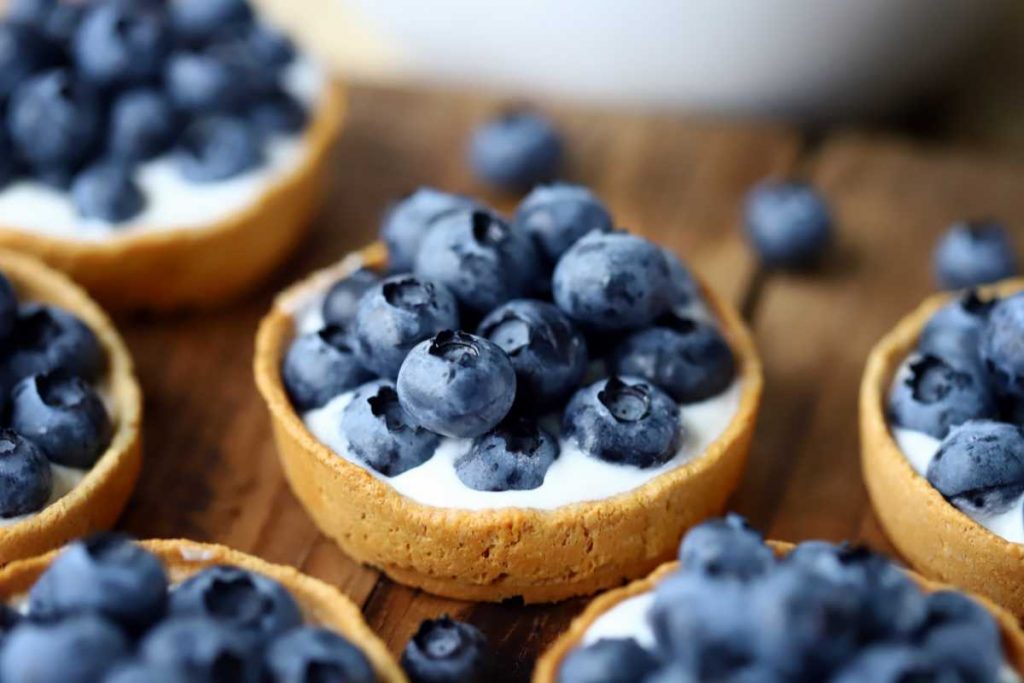 Crostatine ai mirtilli su un tagliere
