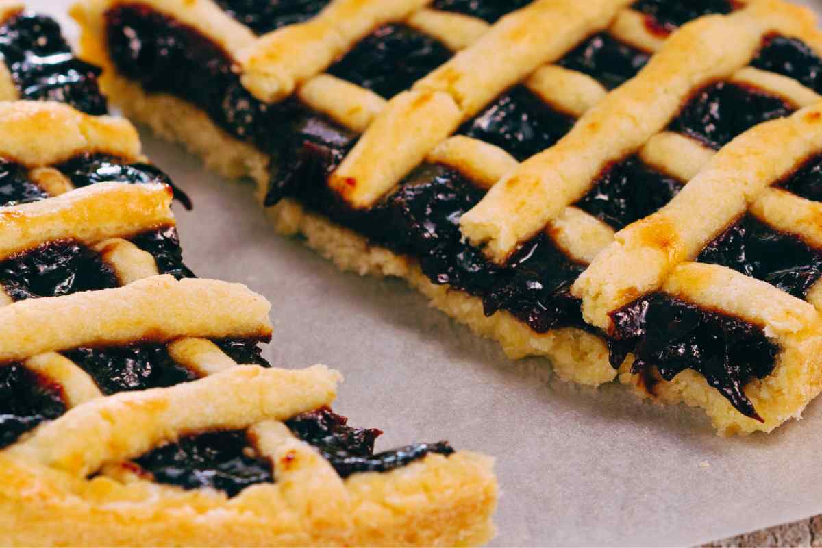 Crostatina alla marmellata tagliata e vista da vicino