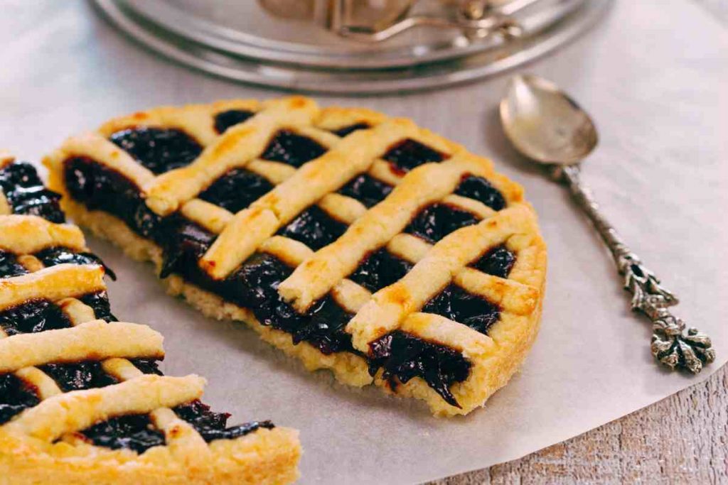 una crostatina su un tavolo con un cucchiaino vicino