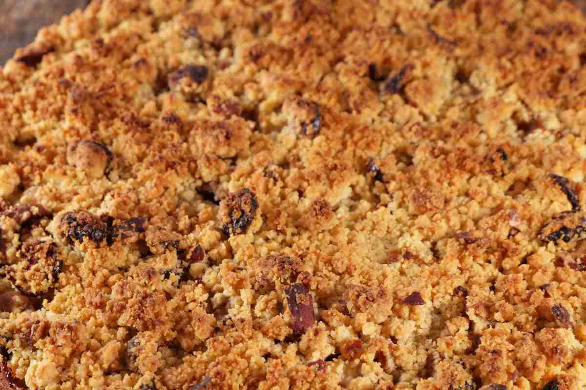 primo piano ravvicinato del crumble di mele e cioccolato