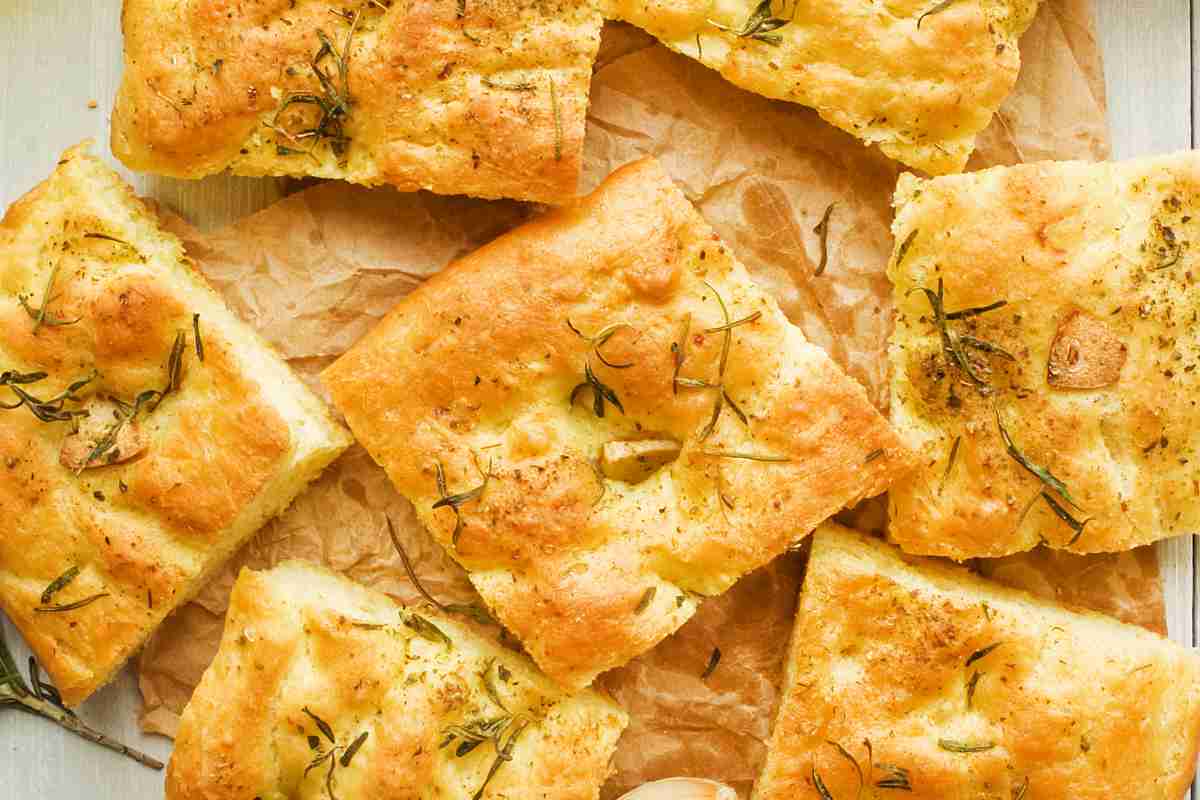 Focaccine alla zucca tagliate a quadrotti su un tavolo