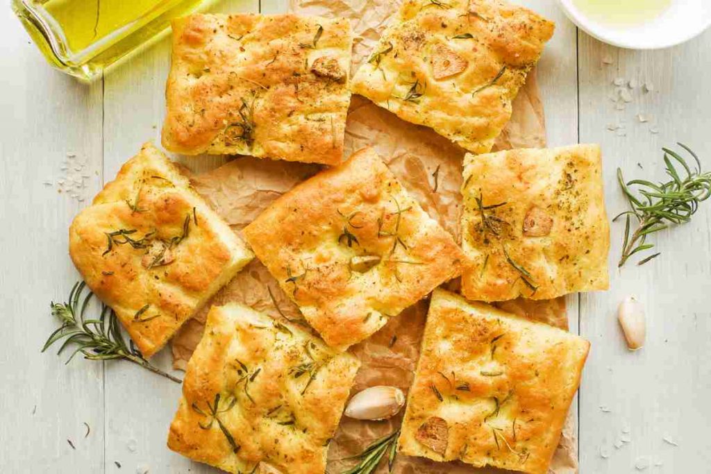 Focaccine di zucca con aglio e rosmarino sul tavolo