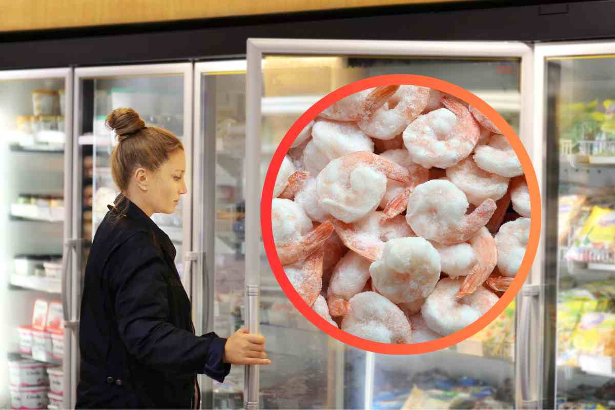 Una donna che fa la spesa e dei gamberi surgelati