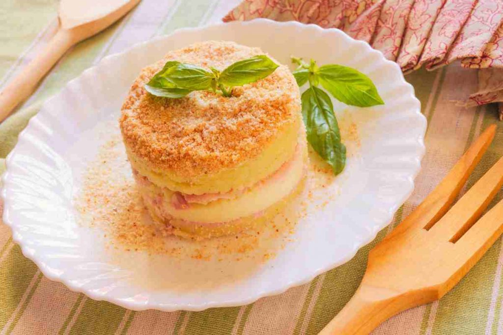 Gateau di patate monoporzione in un piatto
