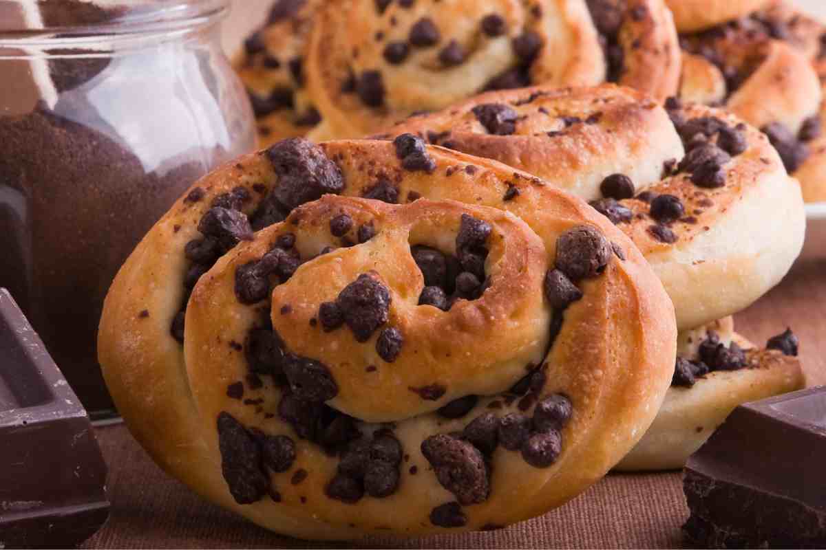 tante girelle con gocce di cioccolato su un canovaccio pulito