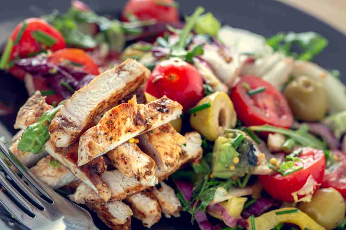 Insalata di pollo con pomodori