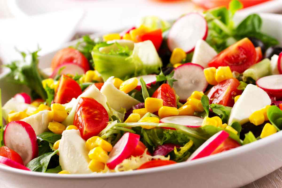 Insalata con ravanelli pomodori
