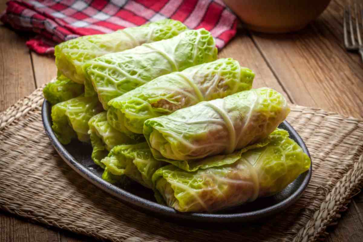 Involtini di verza in un vassoio nero