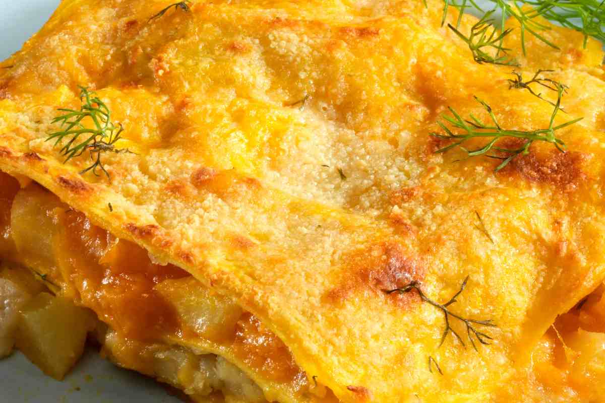 Piatto di lasagna con crema di zucca provola e porcini