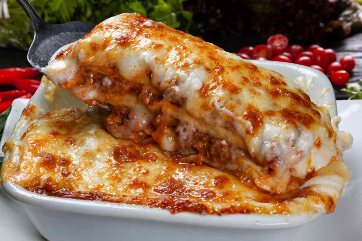una pirofila con le lasagne al forno filanti