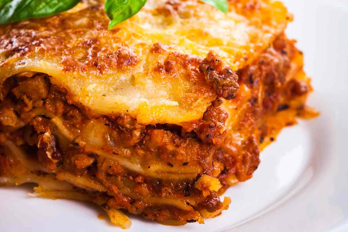 un piatto con dentro una fetta di lasagna al ragù