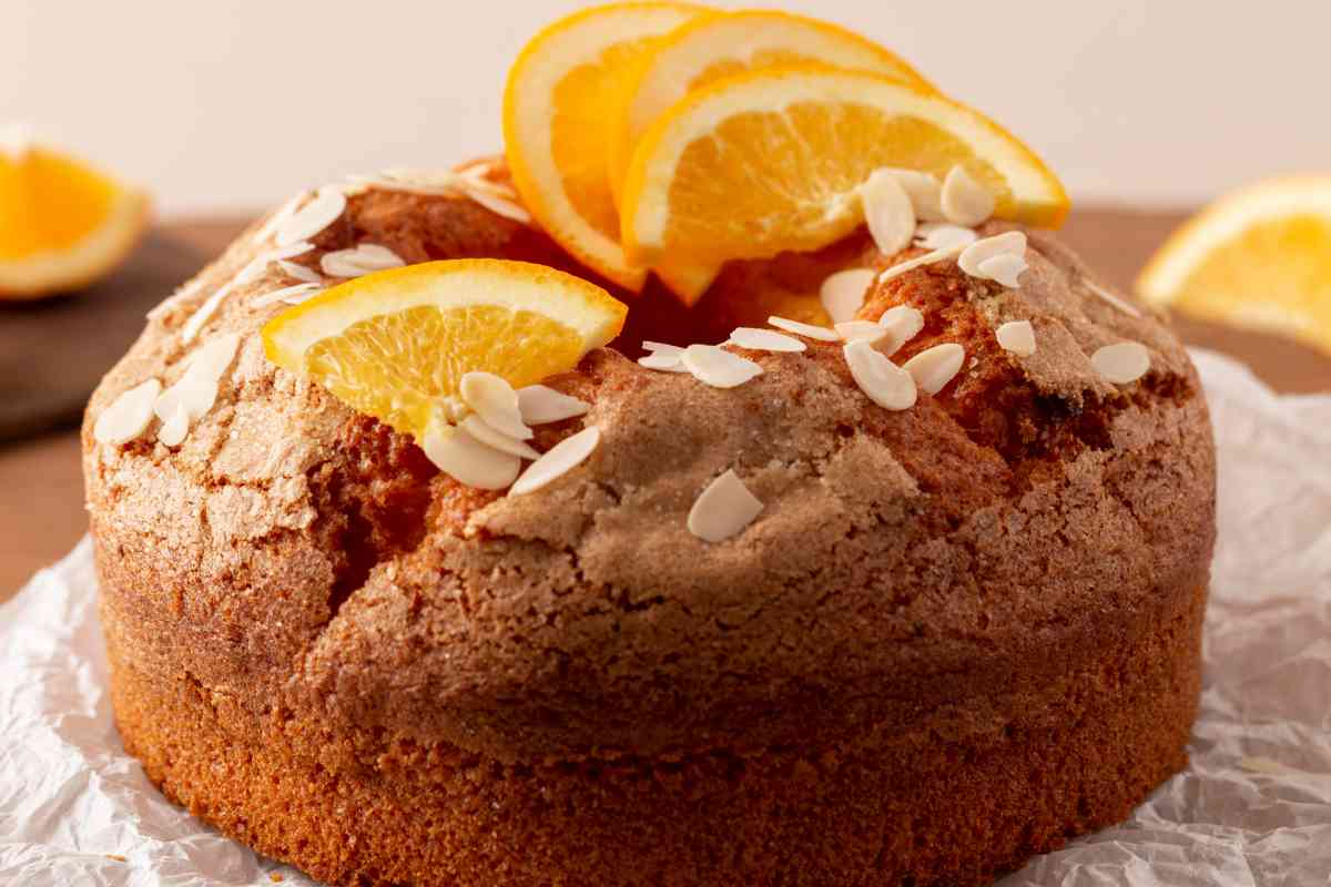 Primo piano della Mandorlancia, la Torta mandorle e arancia
