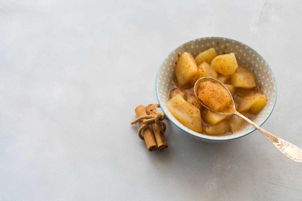 Una ciotola con una mela cotta alla cannella vista dall'alto