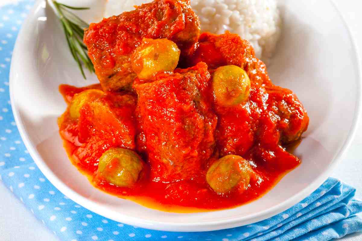 piatto con salsiccia al sugo di olive e riso per il menu della settimana