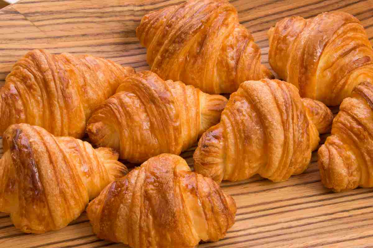 Mini cornetti in un vassoio visti da vicino