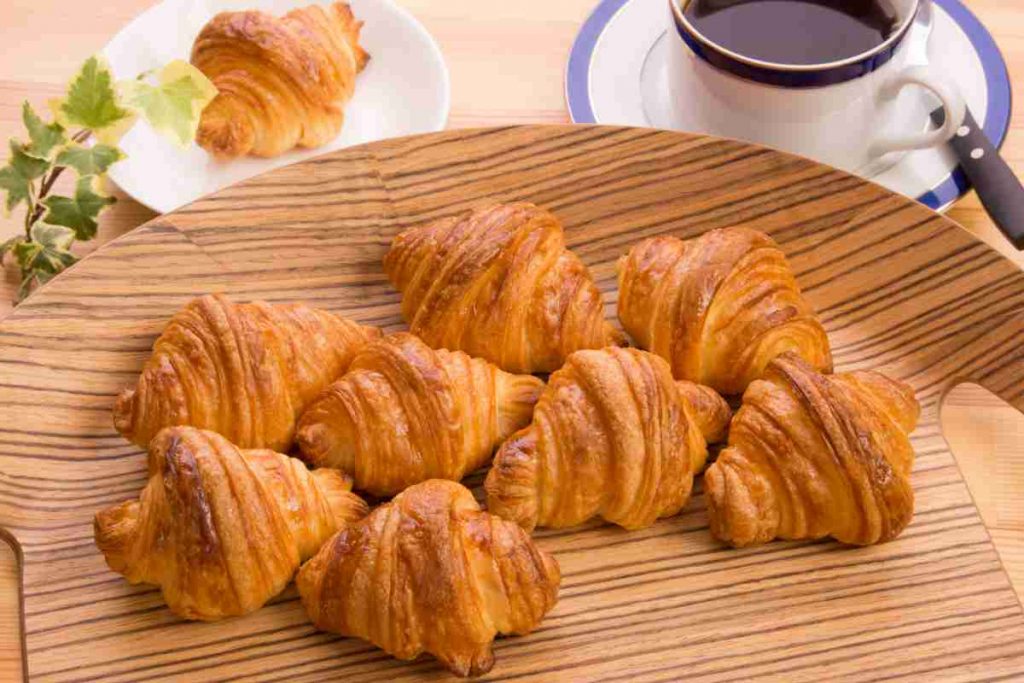vassoio con dentro tanti mini cornetti dolci