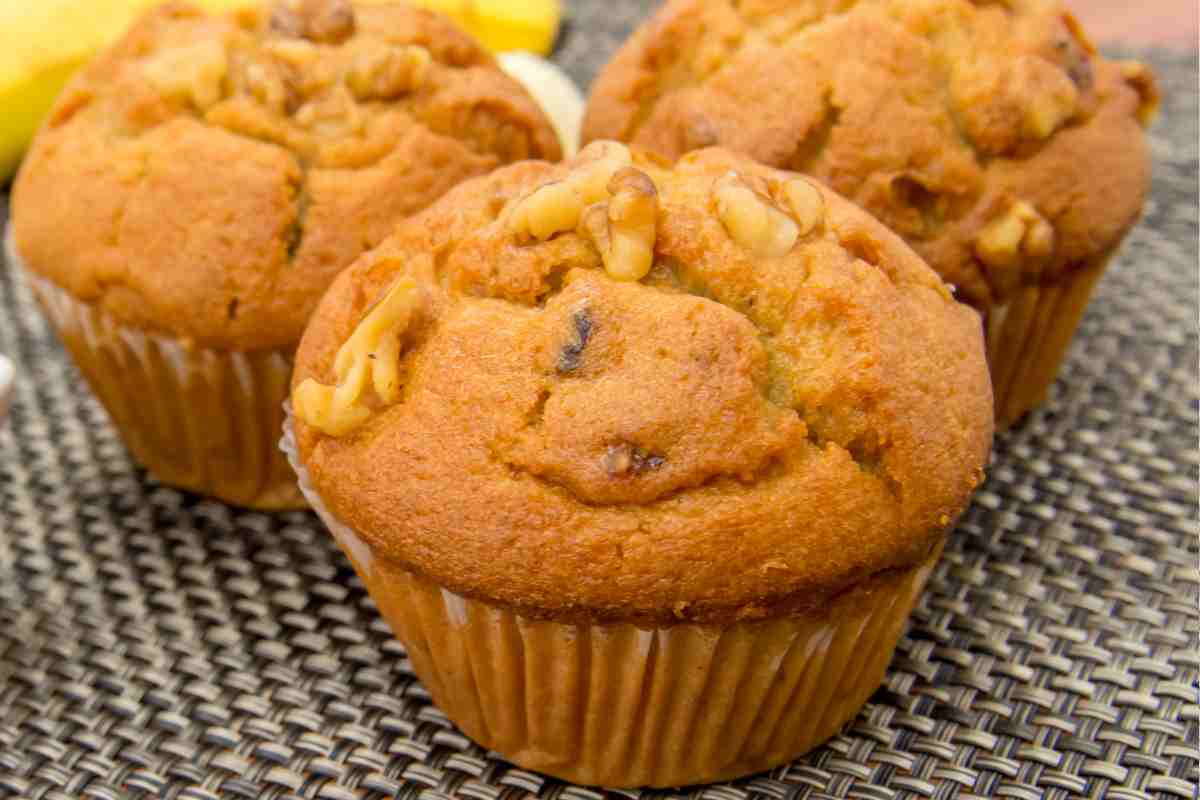 gratella con diversi muffin alla banana sopra