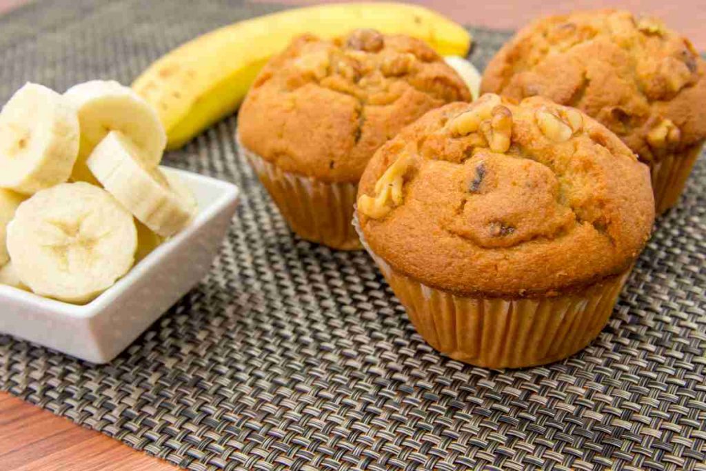 gratella con diversi muffin alla banana sopra e una ciotolina con rondelle di banane
