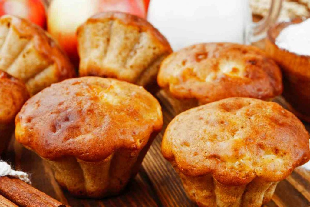 Muffin mela e cannella su un tagliere di legno