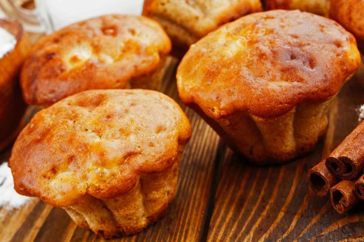 Muffin con le mele a cannella su un tavolo