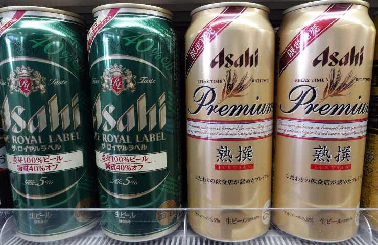 Delle lattine di birra Asahi