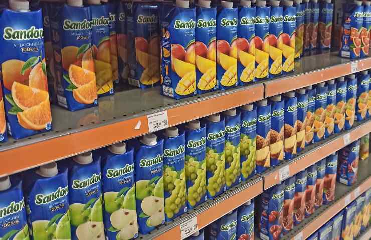 Delle confezioni di succhi di frutta in un supermercato