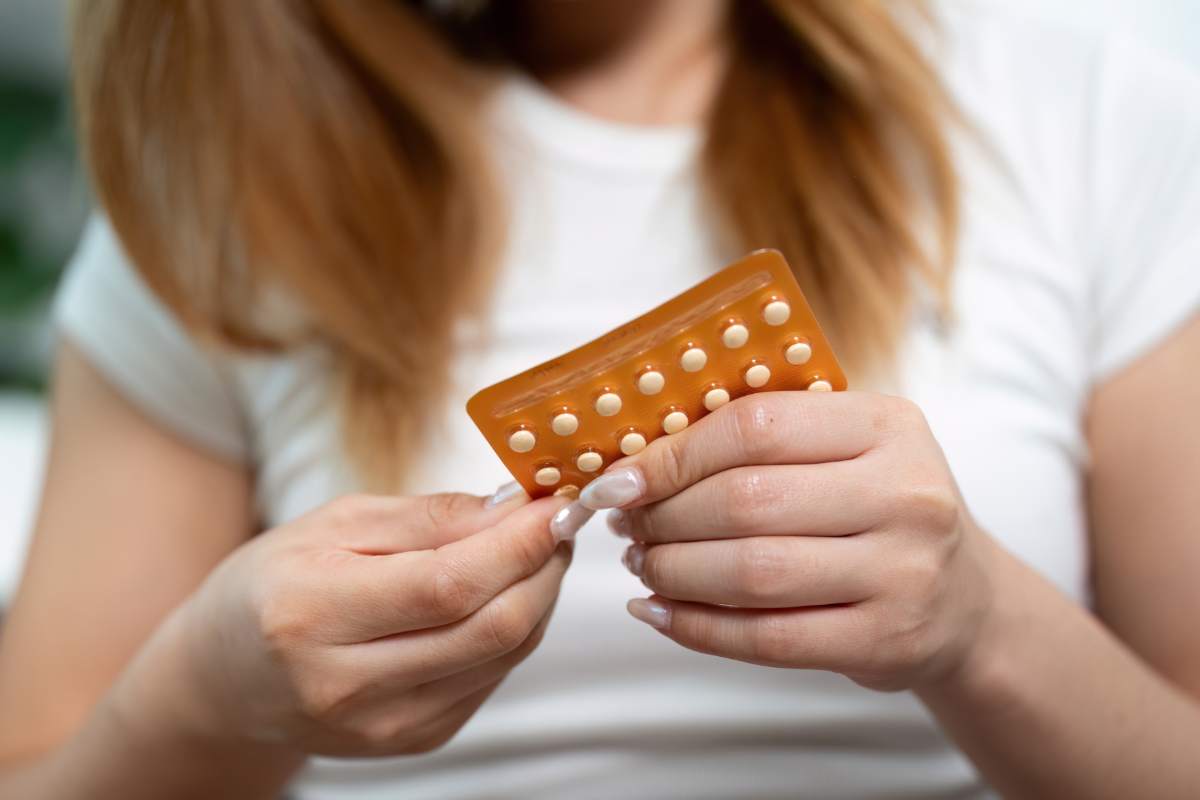 Una donna che prende una pillola