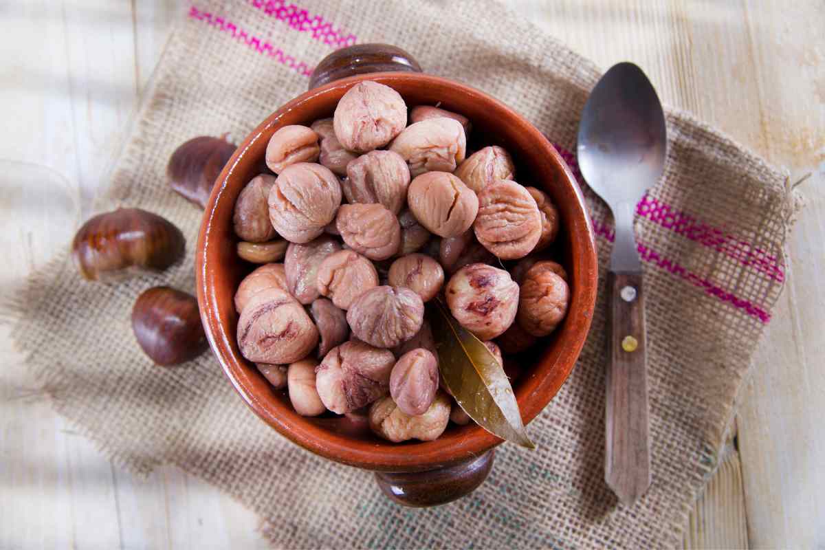 tavola apparecchiata con piatto di castagne bollite