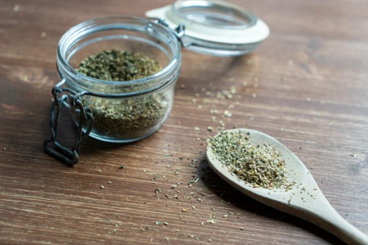 Origano secco in un vasetto di vetro