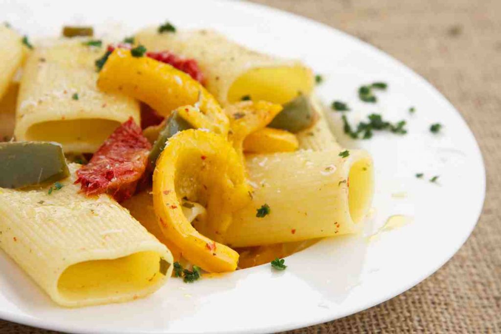 Paccheri peperoni e speck in un piatto