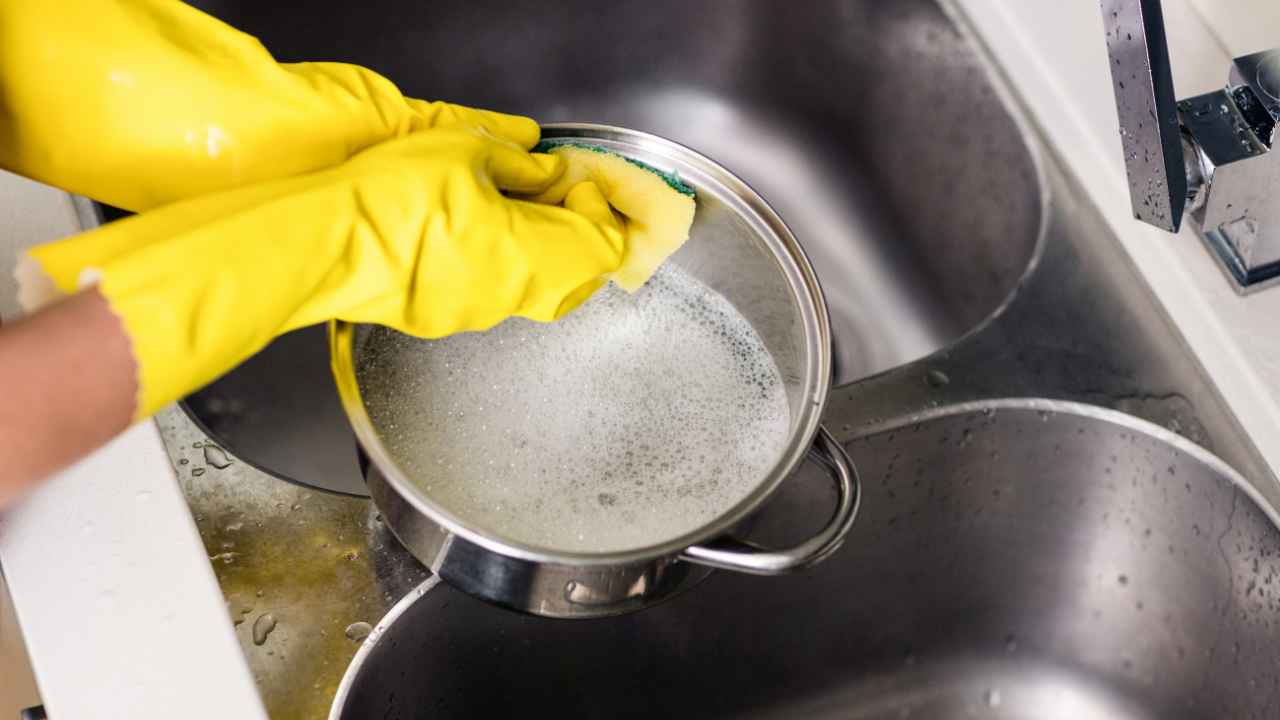Padelle incrostate falle tornare come nuove | Prova subito il trucco dello chef