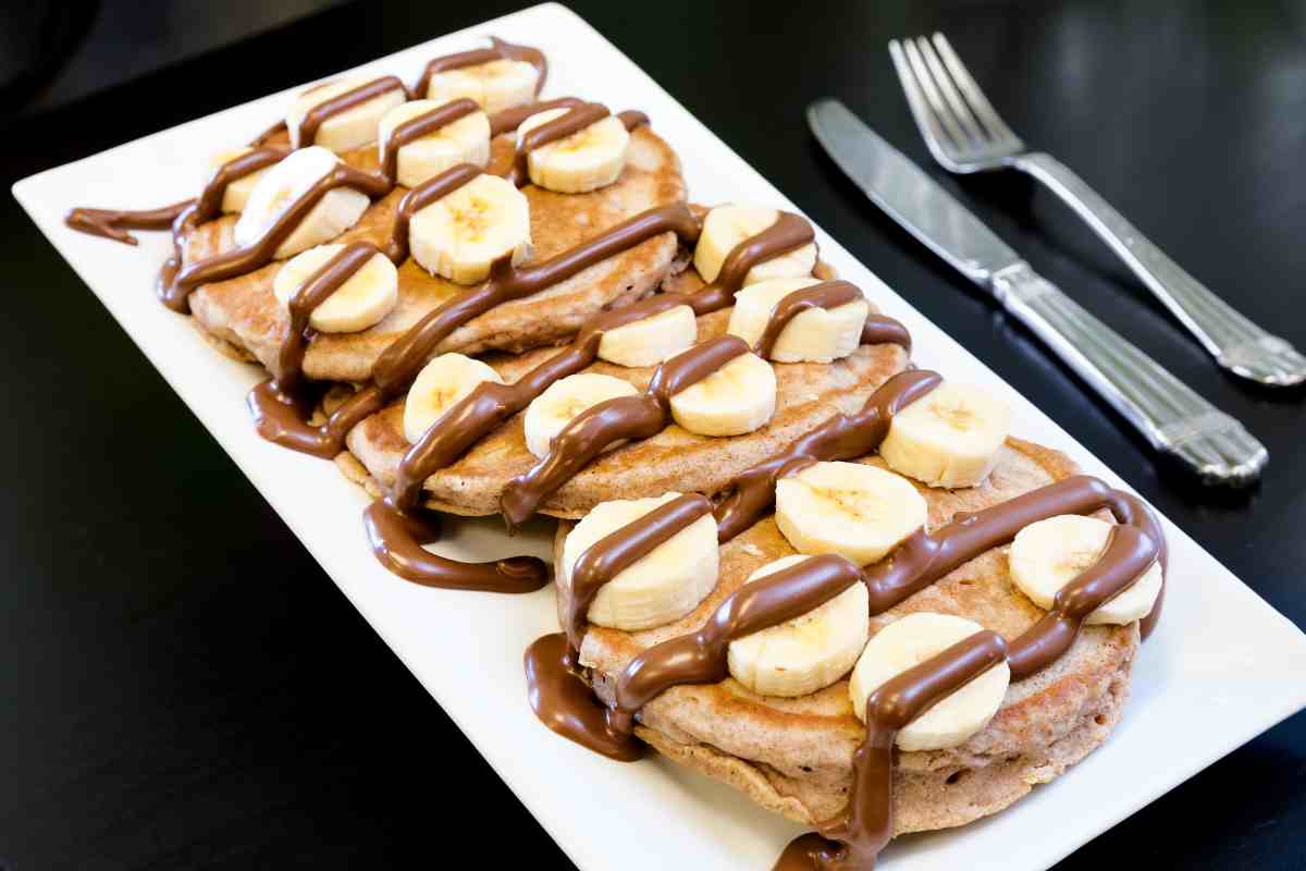 I pancake Nutella e banana in un vassoio