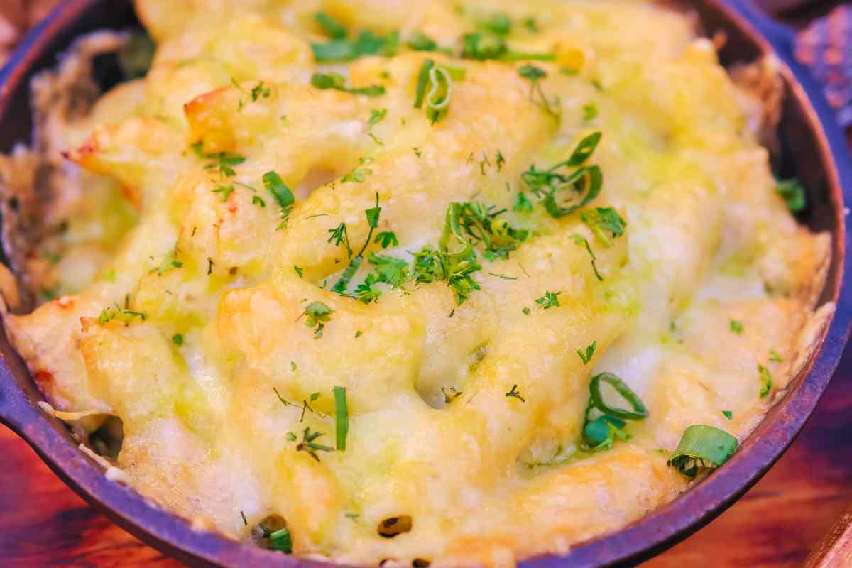 una ciotola con pasta provola e zucchine vista da vicino