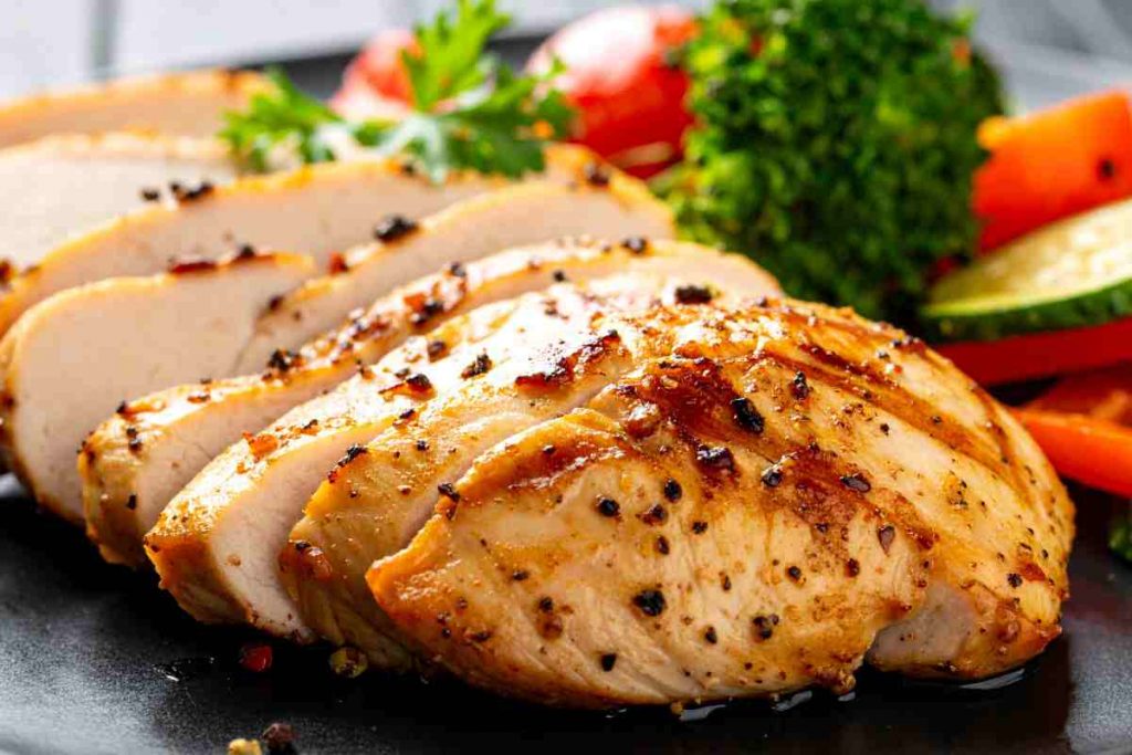 Petto di pollo marinato alla piastra tagliato a fettine in un piatto