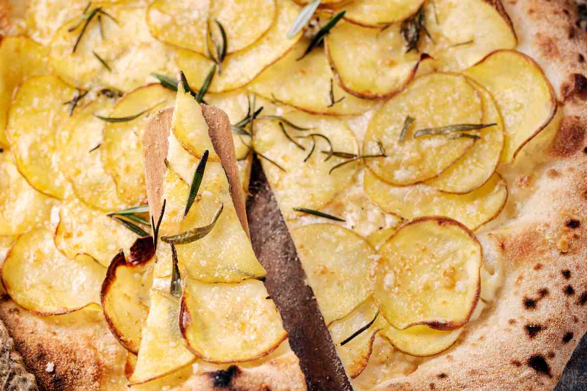 una teglia con pizza alle patate vista dall'alto