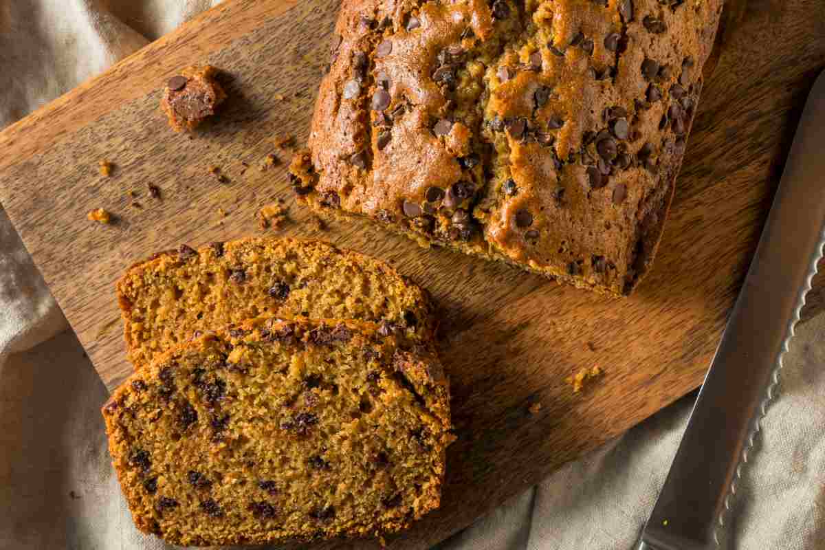 Plumcake alla zucca con gocce di cioccolato tagliato a fette sul tagliere