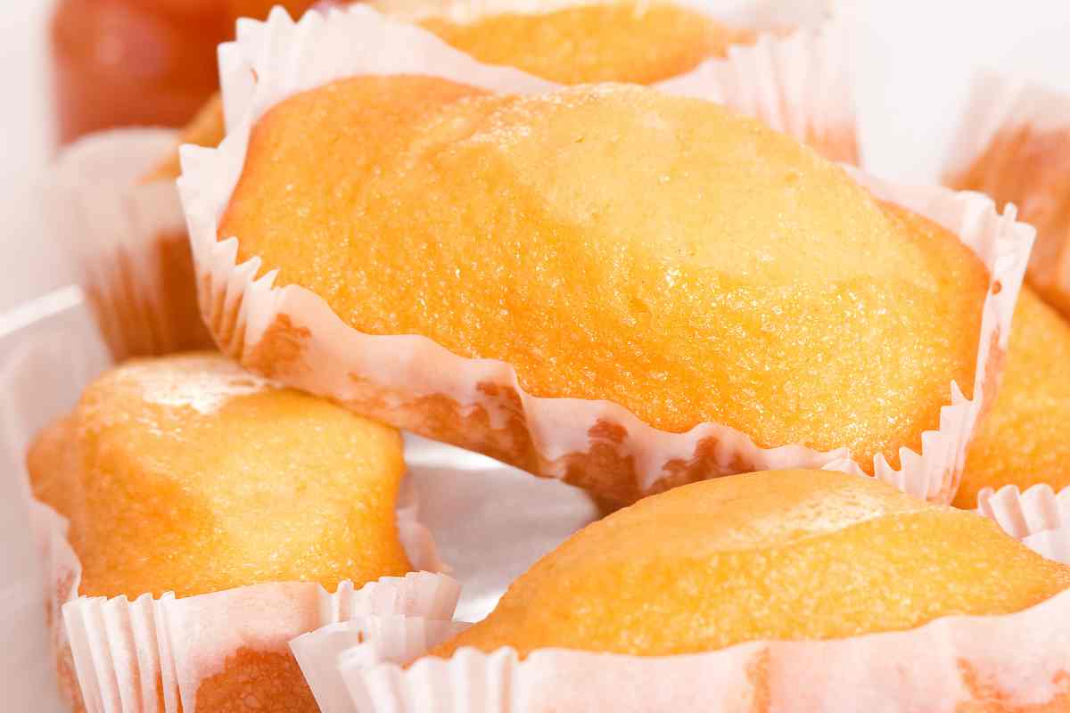 Plumcake panna e limone nei pirottini in un piatto